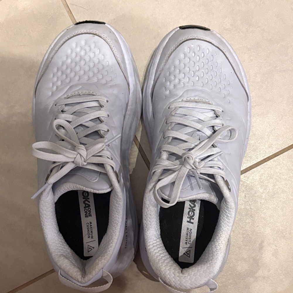 WOMENS HOKA 7.5 size